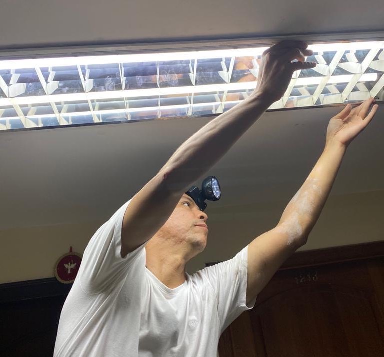 fonseca instalando luminaria no teto