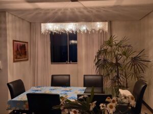 sala de jantar com luminária instalada no teto