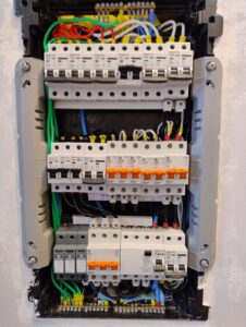 Painel de disjuntores antes e depois