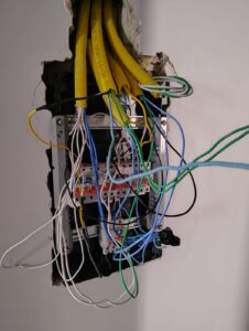 Painel de disjuntores antes e depois