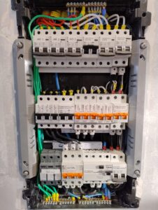 Painel de disjuntores antes e depois